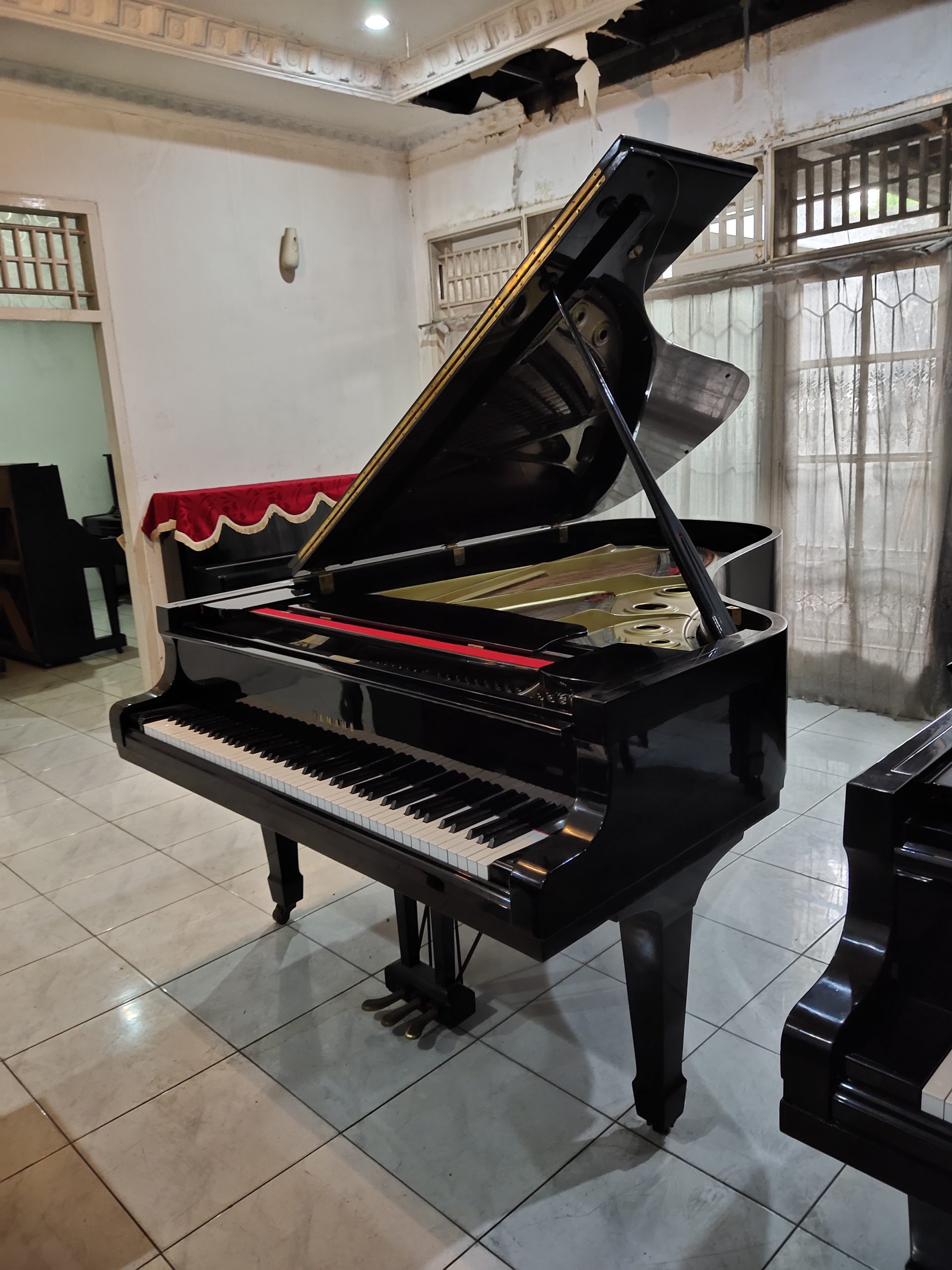 PIANO GRAND YAMAHA B C7 HITAM Hasan Piano Jakarta
