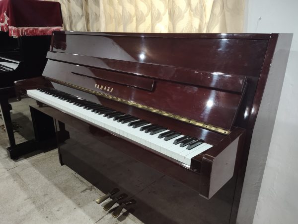 PIANO YAMAHA C108