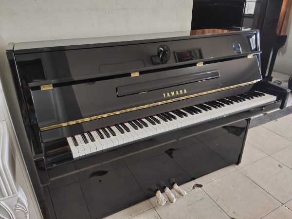 PIANO YAMAHA JU 109 PE HITAM