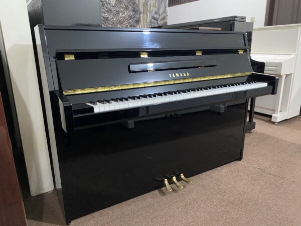 Piano Yamaha JU-109 PE Hitam